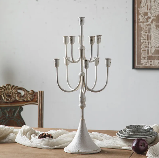Candelabro blanco envejecido