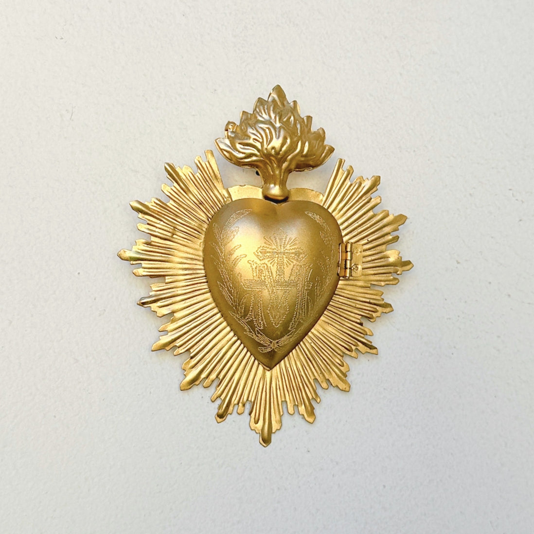 Corazón relicario dorado